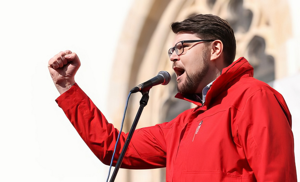 A szociáldemokrata vezetőnek nem nagyon marad más, mint az ökölrázás