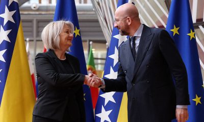 Modern kori tanácselnökök mámorban: Borjana Krišto, a boszniai miniszterek tanácsának elnöke kezet ráz Charles Michellel, az EU Tanács elnökével a „nagy bejelentést” követően