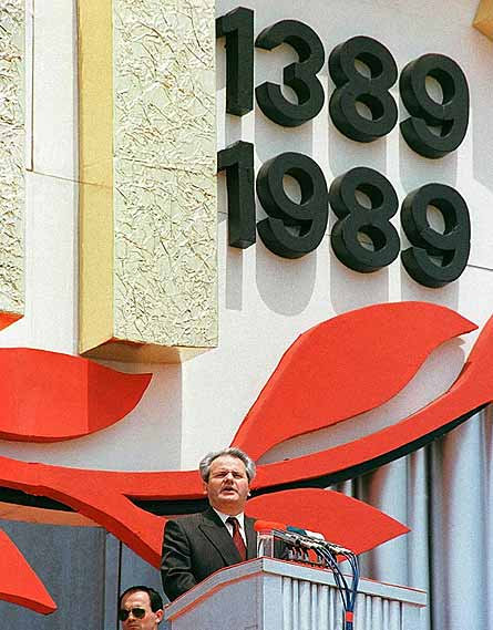 Milosevic a beszédét mondja 1989-ben a hírhedt gazimestani nagygyűlésen