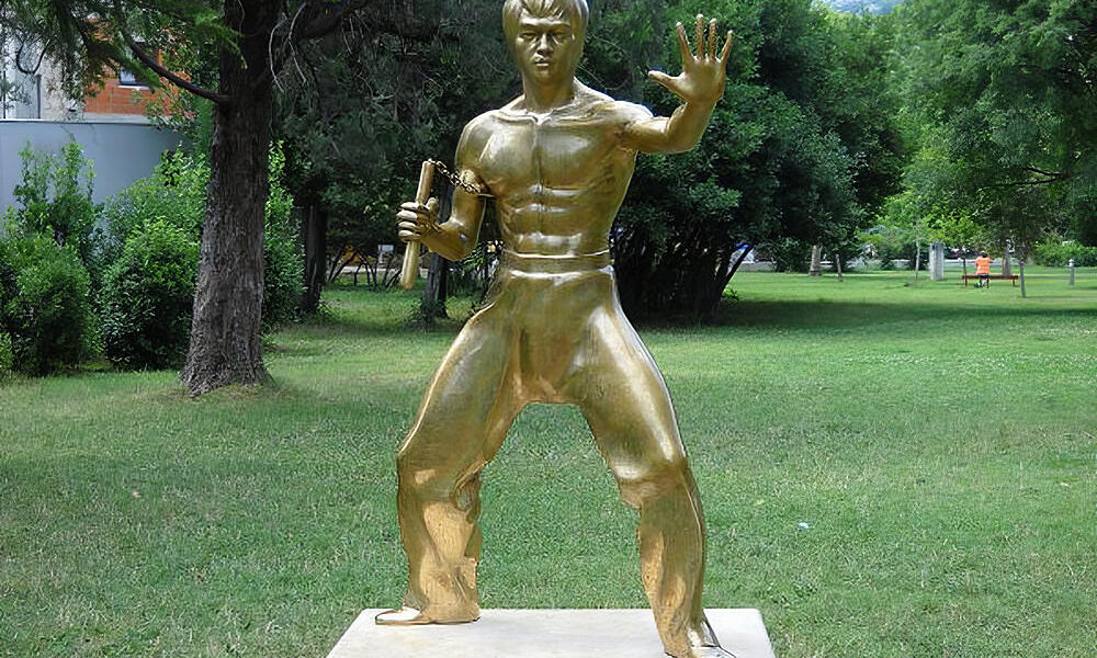 A romantikusok szerint Bruce Lee a romantikus szerint a „hűség, barátság, igazságosság és a béke” szimbóluma volt a városban