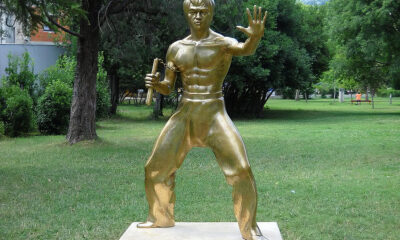 A romantikusok szerint Bruce Lee a romantikus szerint a „hűség, barátság, igazságosság és a béke” szimbóluma volt a városban