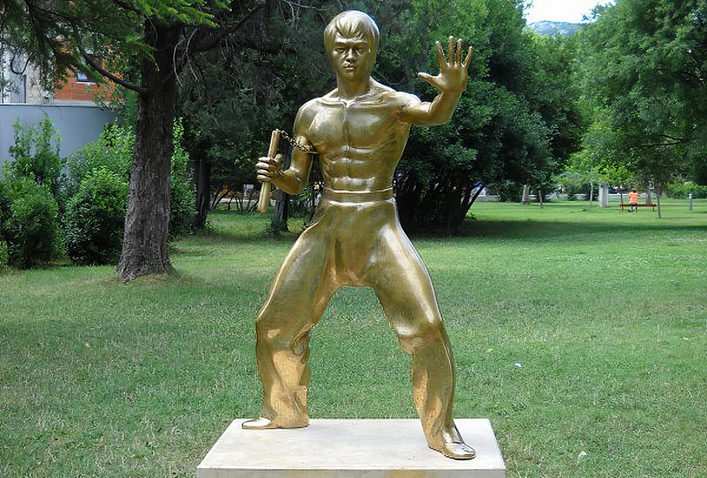 A romantikusok szerint Bruce Lee a romantikus szerint a „hűség, barátság, igazságosság és a béke” szimbóluma volt a városban