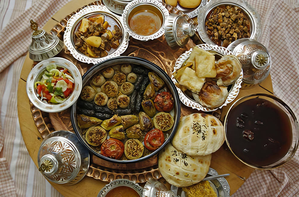 A ramadán időszakban a Boszniai Iszlám Közösség 500 tonna élelmiszert küld Gázába és Szíriába 4 A Dnevni Avaz szarajevói napilap szerkesztősége által összeállított iftari menü (Forrás: Avaz.ba)