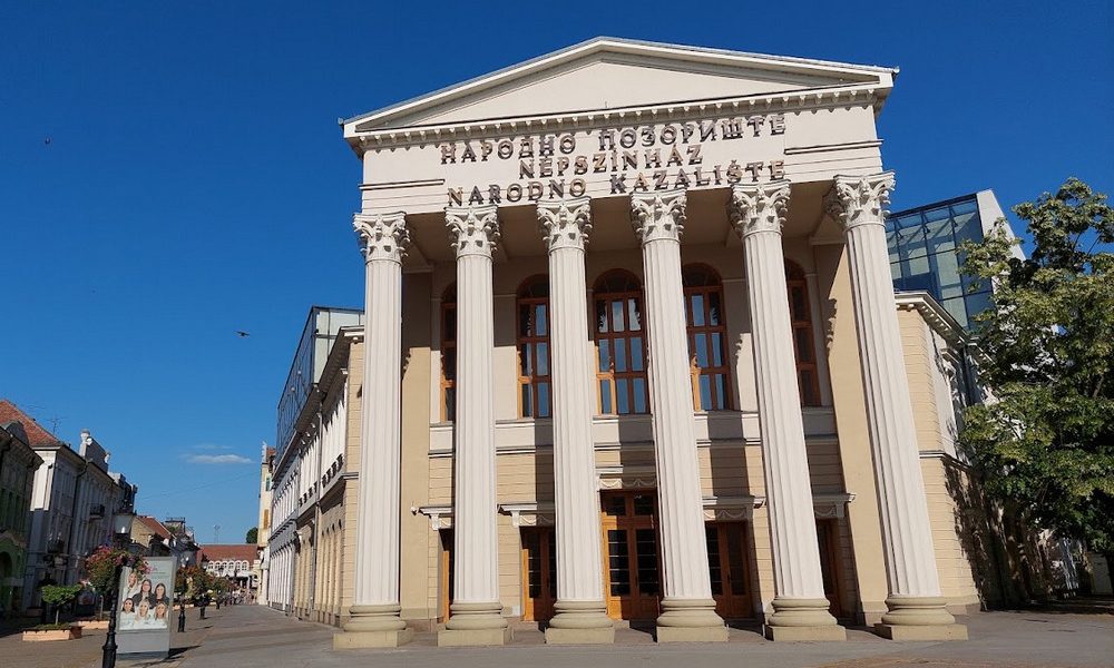 A Szabadkai Népszínház épülete, baloldalt a korzóval