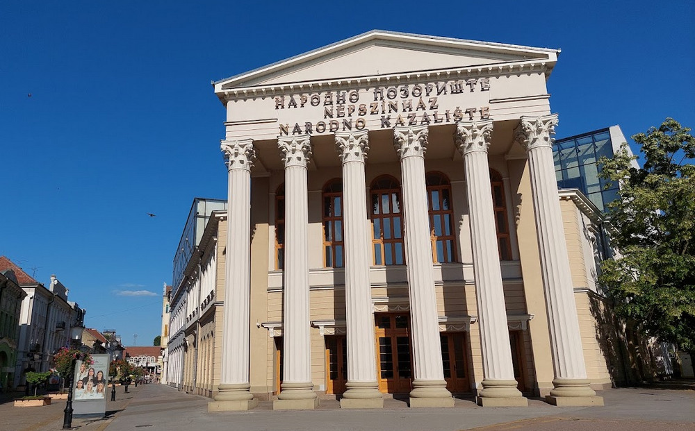 A Szabadkai Népszínház épülete, baloldalt a korzóval