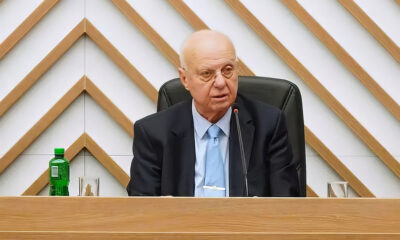 Csak konstatálta, hogy a többiek nem jelentek meg a délelőtti közgyűlési ülésen, így jöhetnek az új választások