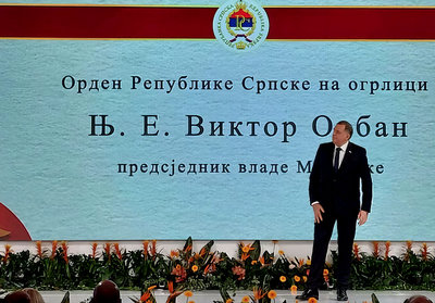 Orbánt tüntette ki