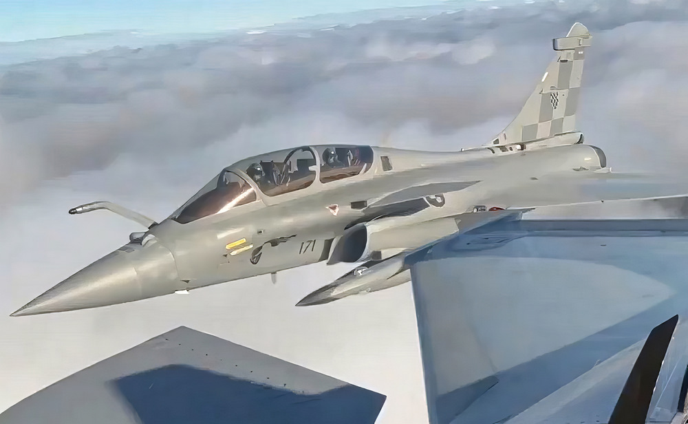 Hat Rafale "tért haza", vagyis érkezett meg Horvátországba. A képen az egyik kétüléses gép látható egy másik gépből (Forrás: X platform)