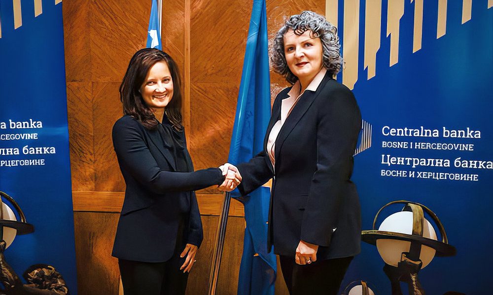 Anna Morris (balra) Jasmina Selmiovićnál, a szarajevói központi bank igazgatójánál tett látogatása során pénzügyileg meghackelték