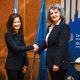 Anna Morris (balra) Jasmina Selmiovićnál, a szarajevói központi bank igazgatójánál tett látogatása során pénzügyileg meghackelték