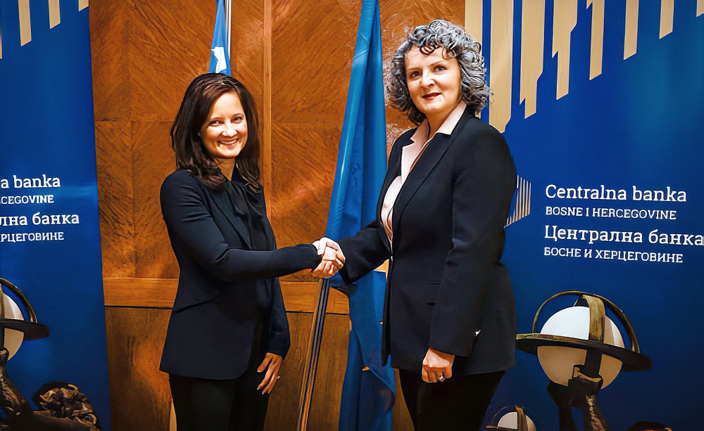 Anna Morris (balra) Jasmina Selmiovićnál, a szarajevói központi bank igazgatójánál tett látogatása során pénzügyileg meghackelték