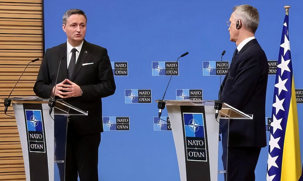 A boszniai államelnökség bosnyák tagja és soros elnöke valami olyasmit mondhatott a NATO-főtitkárnak, hogy Jens, küldjetek már csapatokat mert ezek a szerbek megesznek bennünket!
