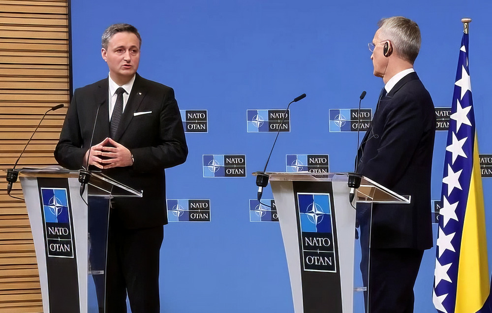 A boszniai államelnökség bosnyák tagja és soros elnöke valami olyasmit mondhatott a NATO-főtitkárnak, hogy Jens, küldjetek már csapatokat mert ezek a szerbek megesznek bennünket!