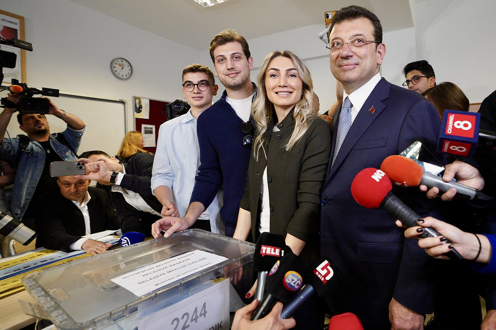 Ekrem İmamoğlu a családjával együtt szavazott