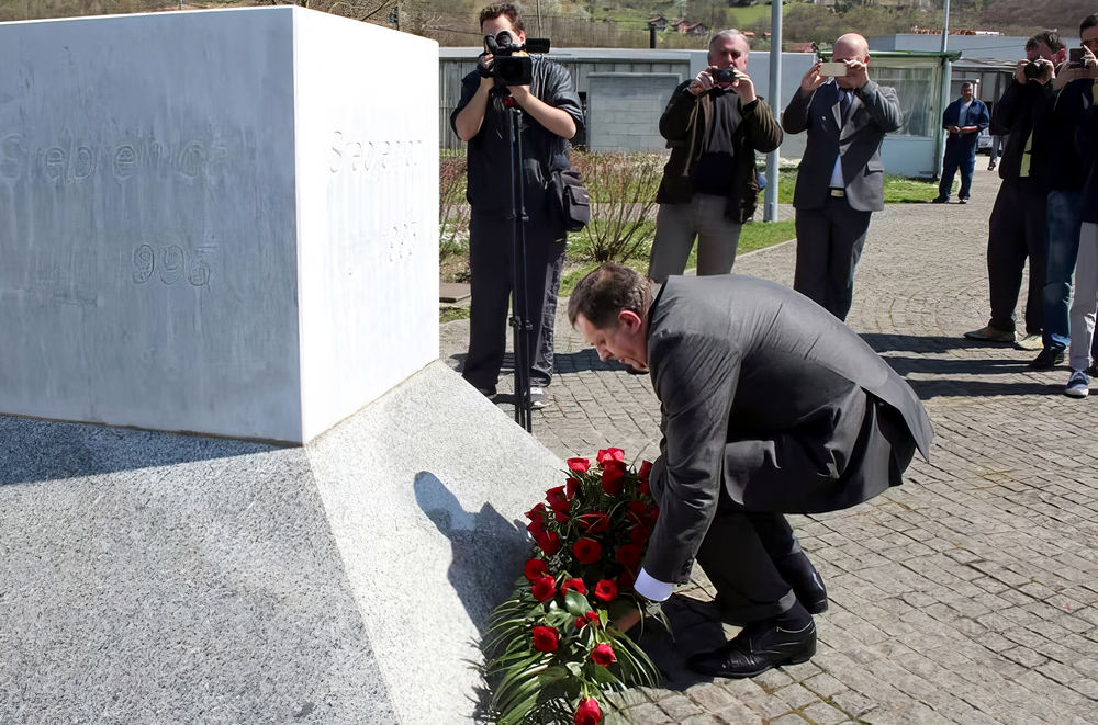Dodik koszorúzik 2015-ben