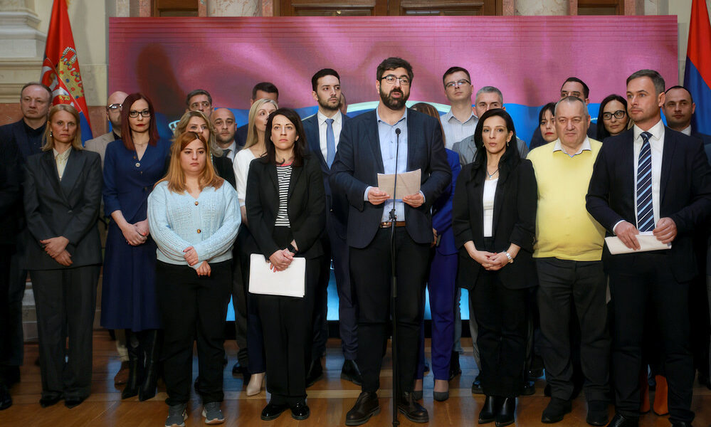 A szerbiai ellenzéki pártok vezetőinek egy része, annyian vannak, hogy mind rá sem fértek a képre, bakszélen Dragan Đilas, jobbszélen Miroslav Aleksić, ők megemlítésre kerülnek a cikkben (Forrás: Danas)
