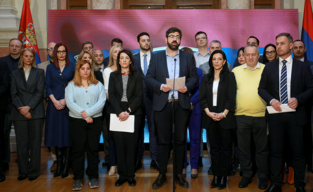 A szerbiai ellenzéki pártok vezetőinek egy része, annyian vannak, hogy mind rá sem fértek a képre, bakszélen Dragan Đilas, jobbszélen Miroslav Aleksić, ők megemlítésre kerülnek a cikkben (Forrás: Danas)