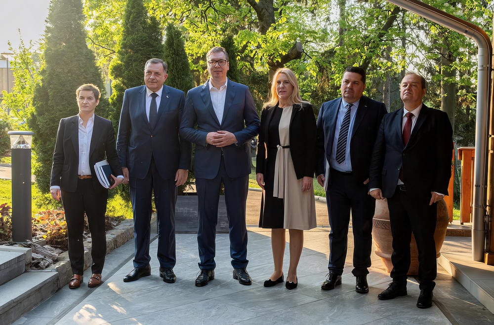 Hatosfogat: a srebrenicai népirtásról tárgyalt a boszniai szerb és a szerbiai vezetés, bár ők ezt nem így élik meg. A találkozó érdekessége, hogy a kormányalakítással megbízott Milos Vučević nem vett részt rajta