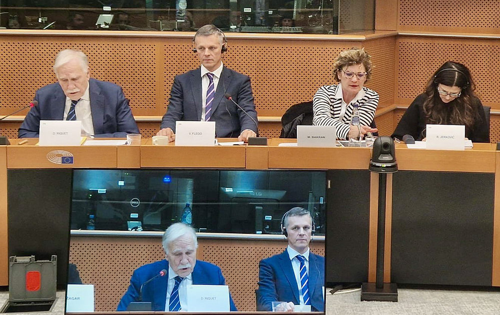 A konferenciát a fülhallgatós úr hívta össze