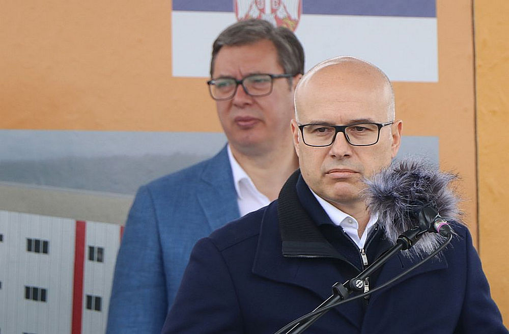 ARCOK: A képen Miloš Vučević szerb miniszterelnök, és aki a háttérből a szálakat mozgatja