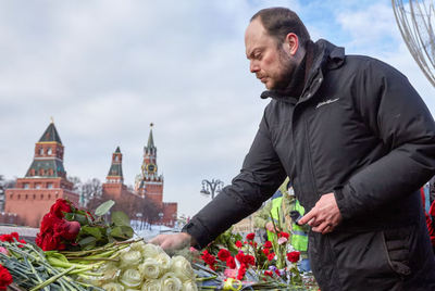 Kara-Murza virágokat helyez el Borisz Nyemcov meggyilkolásának hatodik évfordulóján
