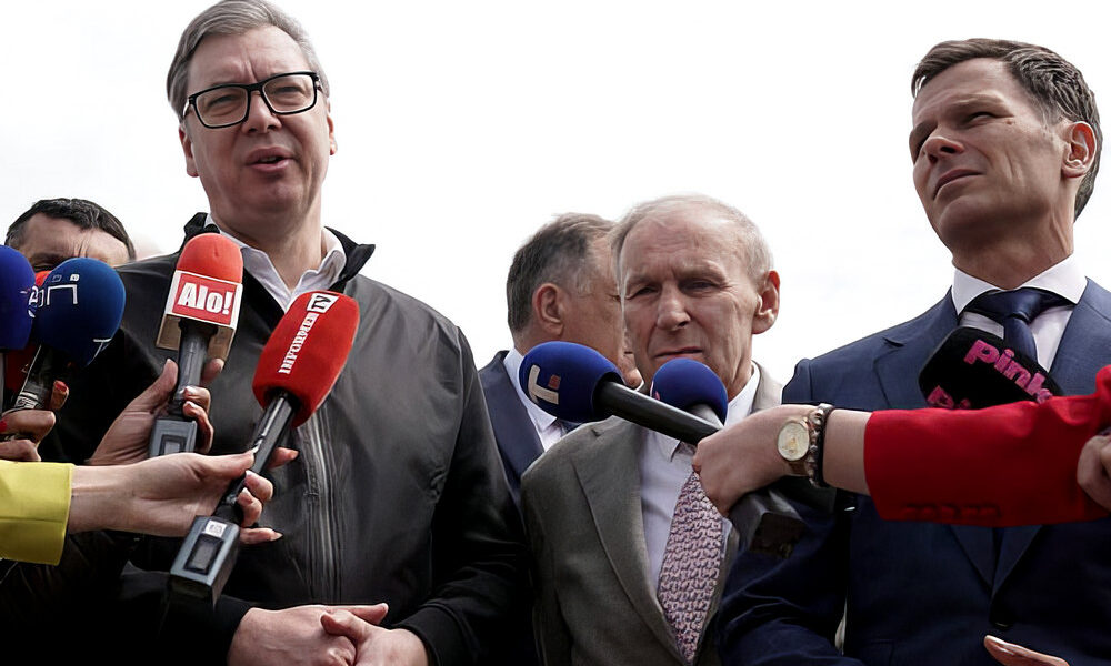 A szerb elnök Siniša Mali pénzügyminiszter társaságában, akivel közösen szövögeti a nagy álmokat, mint például a Belgrade Waterfront, vagy netalán az olimpia. Középen Dragan Džajić, a Crvena Zvezda ma már 78 éves legendája