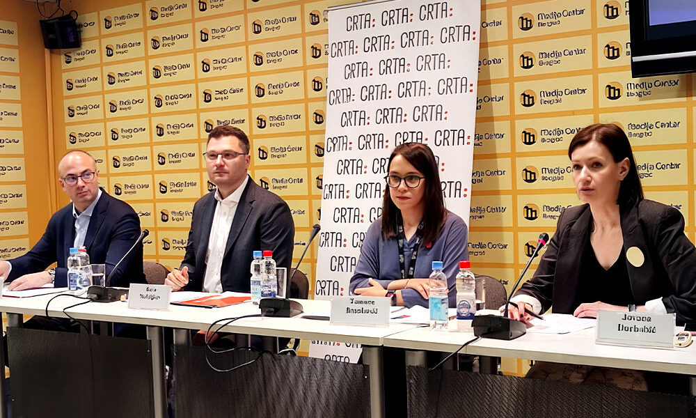 VÁLASZTÁSOK: A CRTA sajtótájékoztatója a belgrádi Média Központban, ahol állampárti tevékenység is emlegetésére is sor került (Forrás: CRTA)