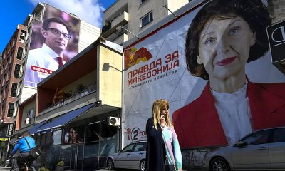 Igazságok Macedóniának - olvasható Gordana Sziljanovszka-Davkova óriásplakátján, a jobb felső sarokban a vesztes, Sztevo Pendarpvszki plakátja, neki és az európai jövőnek befellegzett