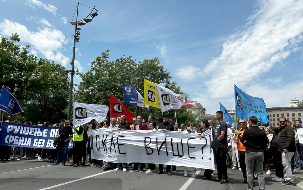 Meddig még? Ez a kérdés olvasható a fehér transzparensen a tanárokkal szembeni egyre gyakoribb erőszak miatt tarott belgrádi tüntetésen