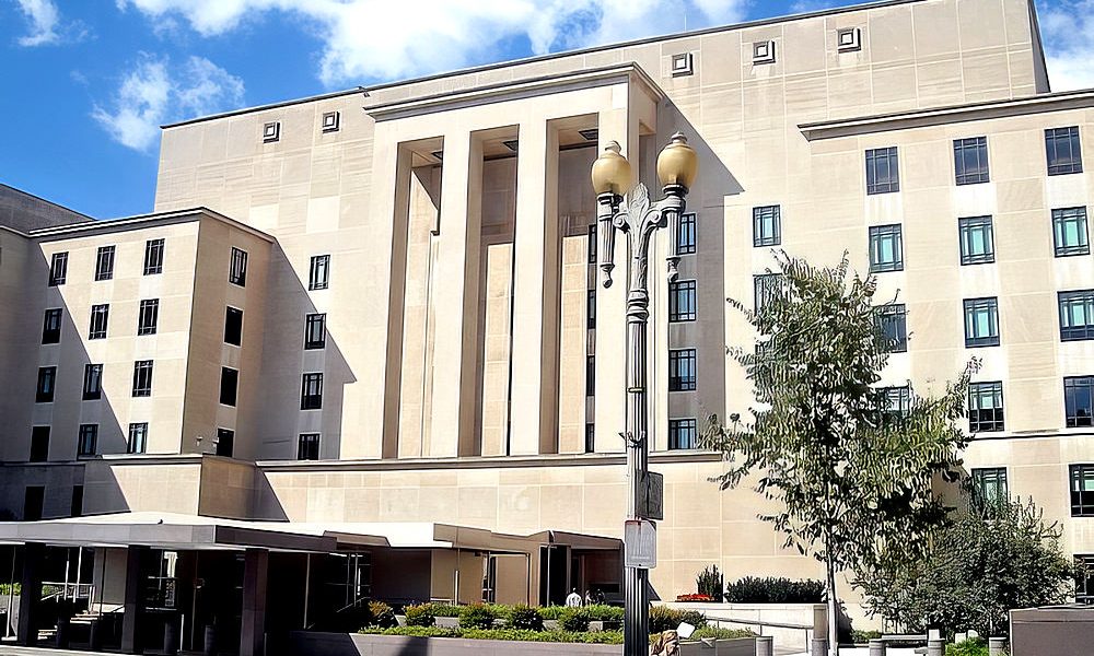Az amerikai külügy csalódottságát fejezte ki, amiért a koszovói rendőrség szerb bankfiókokat zárt be Koszovó északi részént, mert ezzel fokozta a feszültséget a térségben