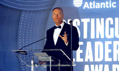 Eddigi tesze-toszakodásáért Klaus Iohannis át is vehette a Distinguished International Leadership kitüntetést, az Atlanti Tanács nevű amerikai agytrösz díját