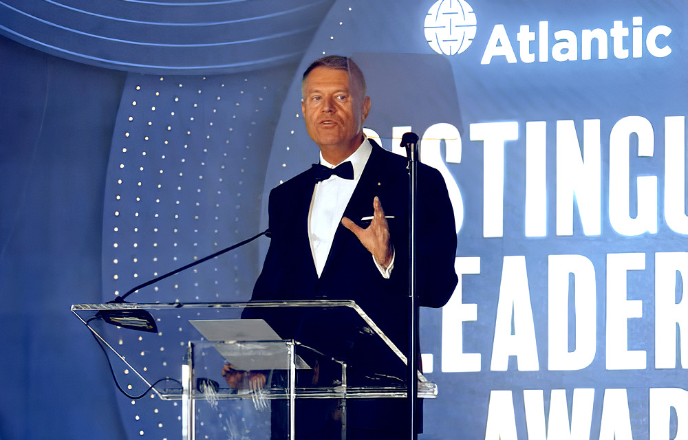 Eddigi tesze-toszakodásáért Klaus Iohannis át is vehette a Distinguished International Leadership kitüntetést, az Atlanti Tanács nevű amerikai agytrösz díját