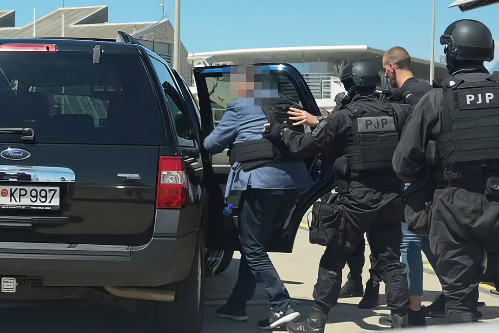 A podgoricai repülőtérre érkezést követően kicsit becsomagolták, és betették egy autóba. A csomagolásra azért volt szükség, mert többet tud a kelleténél, és ráadásul még fenyegetődzik is az Istenadta (Forrás: X platform)