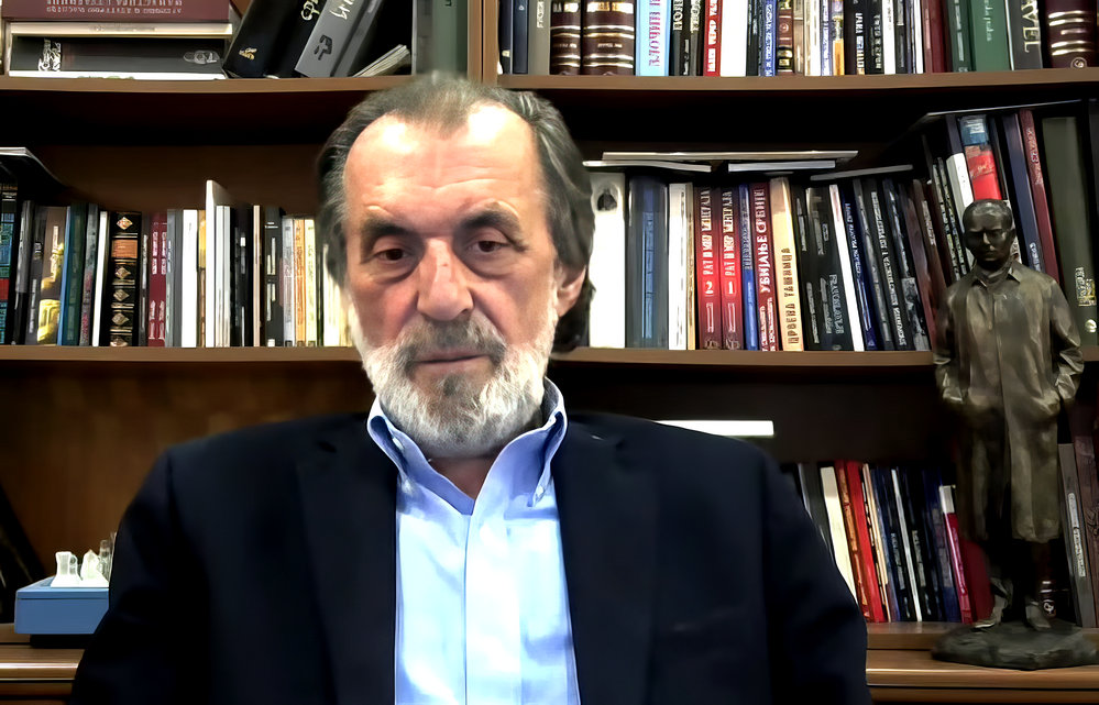 Egy szerb szurkoló az ENSZ Közgyűlésében, Magyarország a Srebrenicáról szóló határozat ellen szavazott 4 Vuk Drašković szerint a srebrenicai határozat elleni küzdelem helyett Szerbiának inkább arra a két nagy népírtásra kellett volna felhívnia a figyelmet, amit a náci horvát és a náci magyar állam hajtott végre a szerbekkel szemben a második világháborúban