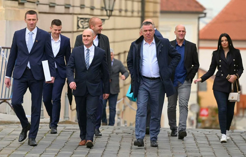A hazafias csapat arra is büszke, hogy a Novosti szerb kisebbségi lapot ezentúl nem a költségvetésből finanszírozzák
