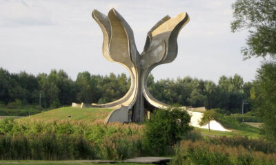 A második világháborús jasenovaci haláltábor helyén emelt emlékmű, a washingtoni Holocaust Museum szerint az usztasa rezsim 77 000 és 99 000 közötti számú embert gyilkolt meg Jasenovacban, a szerbek ennek többszöröséről beszélnek