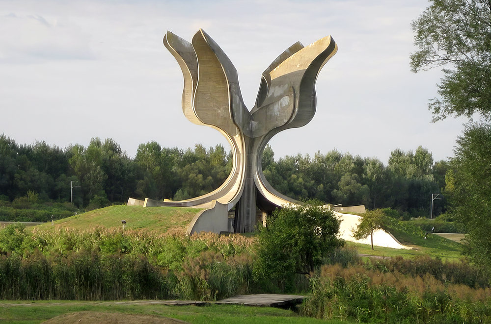 A második világháborús jasenovaci haláltábor helyén emelt emlékmű, a washingtoni Holocaust Museum szerint az usztasa rezsim 77 000 és 99 000 közötti számú embert gyilkolt meg Jasenovacban, a szerbek ennek többszöröséről beszélnek