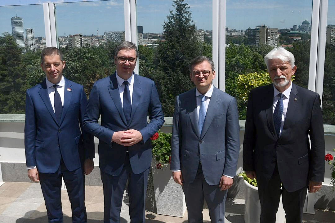 Balról két szerb, jobbról két ukrán, középen a két főszereplő