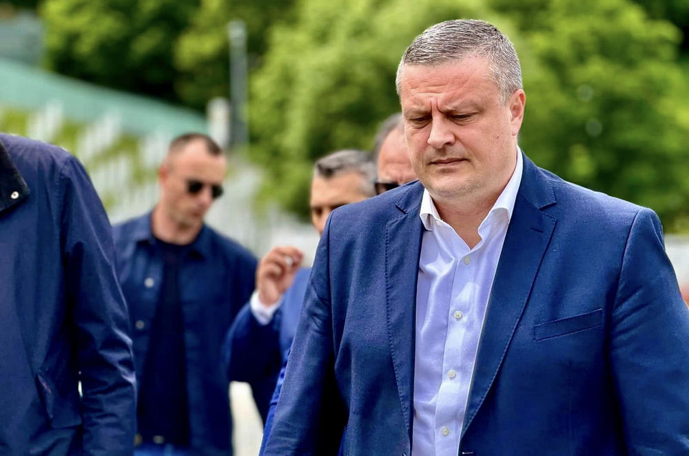 Az ENSZ-határozat elfogadásával egyidőben járt a Srebrenica melletti emlékparkban