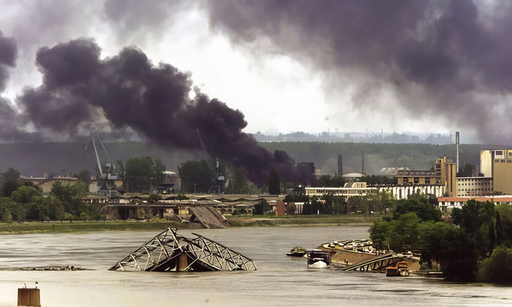 A Jugoszlávia elleni 1999-es légicsapások során lebombázott péterváradi híd Újvidéknél, szárazföldi akcióra nem került sor. készült támadás Magyarország felől