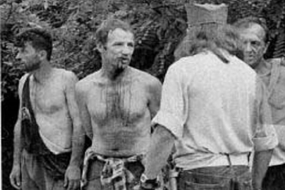Nemcsak Srebrenicában zajlott népirtás, vajon Putyin is ezt követte el(?) 18+ 3 Egy csetnik sapkás (feltehetően szerb férfi) három (feltehetően bosnyák) rabot tart fogva