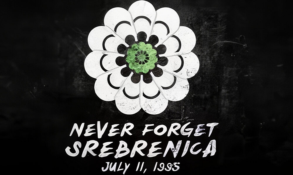 Az ENSZ Közgyűlése határozatot fogadott el, amely július 11-ét az 1995-ös srebrenicai népirtásról való elmélkedés és megemlékezés nemzetközi napjává nyilvánította, Potocariban már ácsolják a szégyenfát