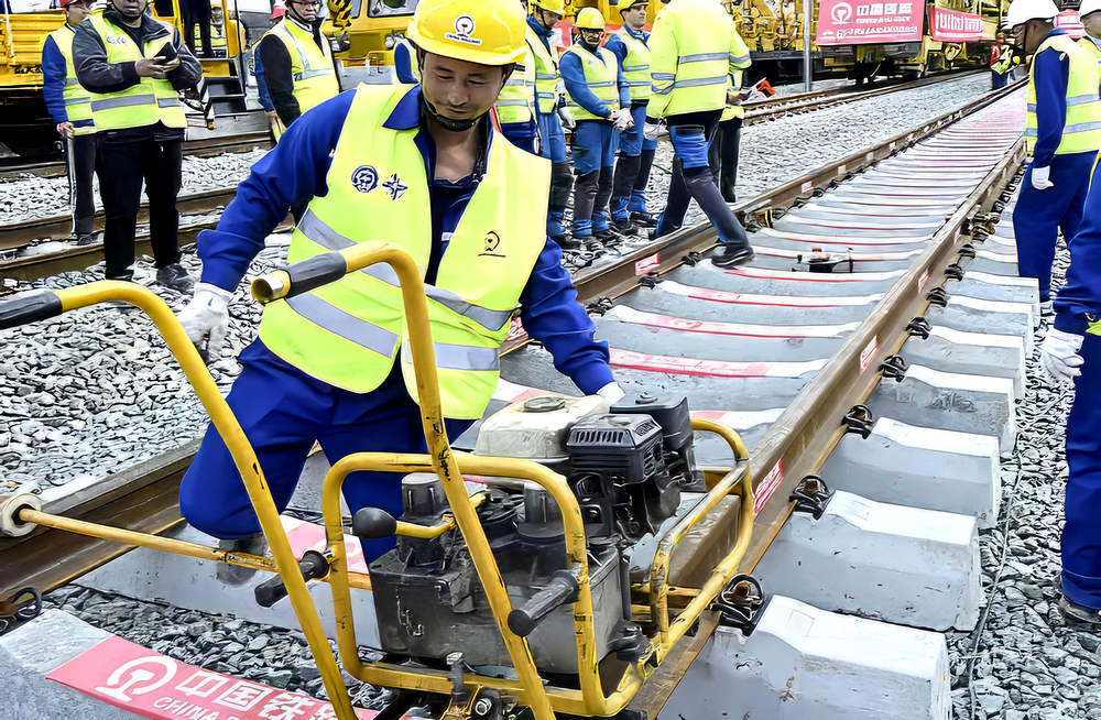 Sürgős lett a kínaiaknak: az év végéig elkészül a BuBe gyorsvasút szerbiai szakasza 5 Topolyánál kötötték össze a Szabadka és az Újvidék felé halad két szakaszt
