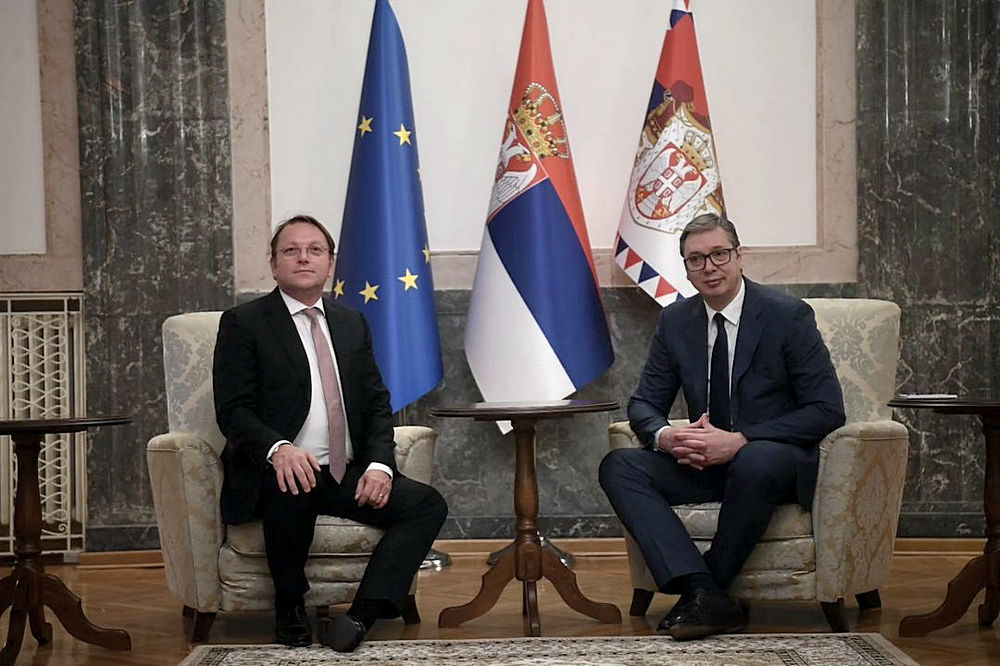 Várhelyiről Belgrádban, illetve az egész Balkánon azt tartják, hogy a szerb elnök nagy barátja