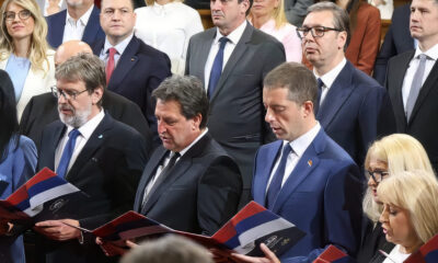 Vučić hallgatja, ahogy a "miniszterei" leteszik a hivatali esküt, az ellenzék nem tudott mit kezdeni vele
