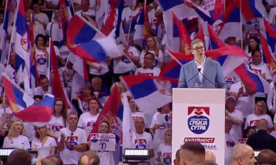 A szerb elnök zászlók erdejében Ceaușescut is előhozta