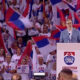 A szerb elnök zászlók erdejében Ceaușescut is előhozta