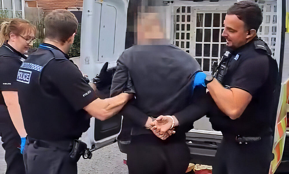 A titkos akció során egy albán fiatalembert vittek be a brit rendőrök mert mesterséges fénnyel "kenderészkedett"