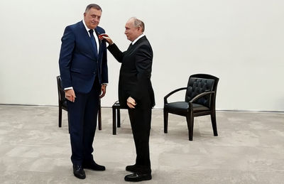 Osztogatják neki a kitüntetést