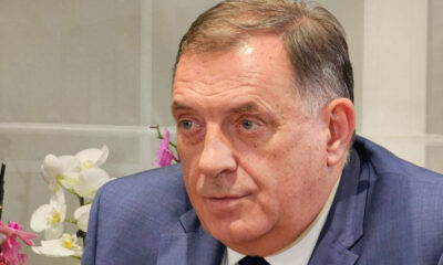 Milorad Dodik, a boszniai Szerb Köztársaság elnöke fehér és színes orchideákkal dekorálva nyilatkozott az orosz hírügynökségnek, legalábbis ezzel a képpel tette közzé az interjút a TASS